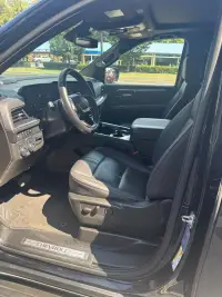 2025 Chevrolet Suburban, photo 8